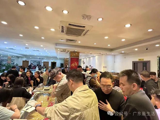 创历史新高！金饰价格涨破1000元克！黄金堪比奢侈品究竟谁赚到了…(图9)