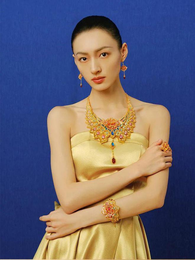 金年会三大独家创新工艺！粤豪珠宝「东风来」珠宝展2025新品发布盛典璀璨而启！(图6)