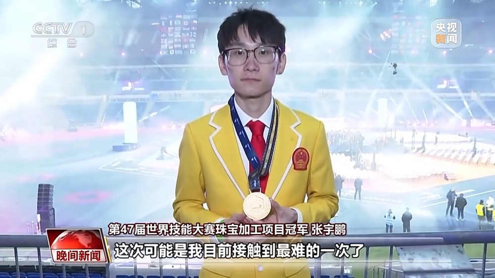 18000多个小时不断精进 他从调皮少年到珠宝加工国手金年会(图3)
