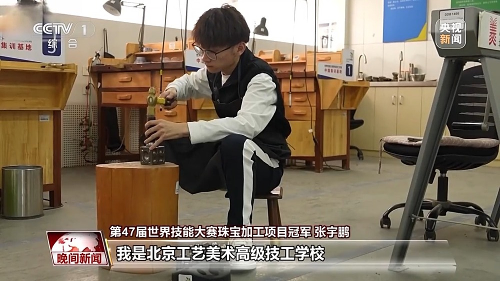 18000多个小时不断精进 他从调皮少年到珠宝加工国手金年会(图4)